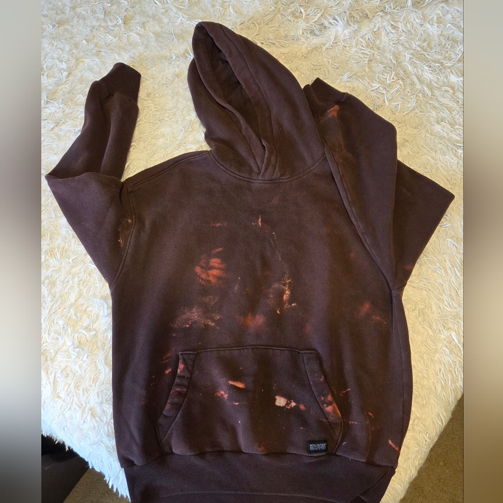 Hollister Men's Brown Hoodie with Rust Tie-Dye Accents